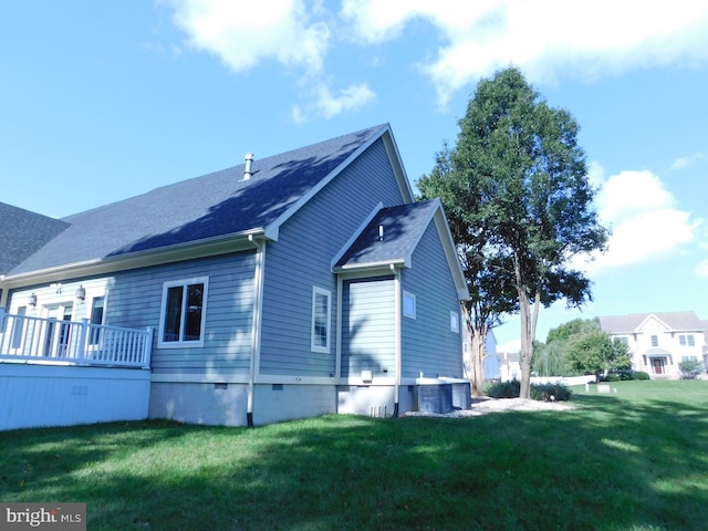 view of side of property featuring a yard