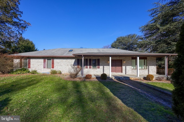 ranch-style home featuring a front yard