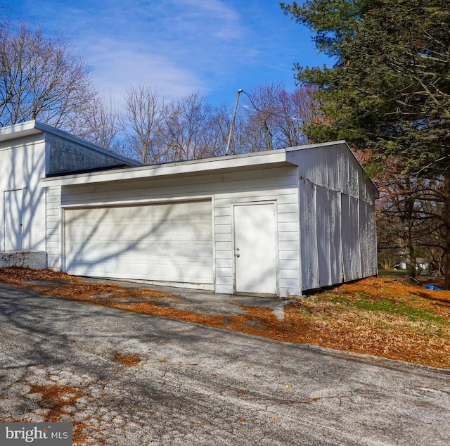 view of detached garage