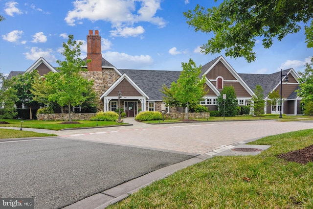 view of front facade featuring a front yard