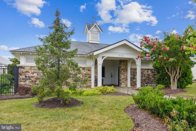 view of front of home featuring a front yard