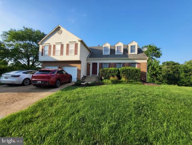 view of front facade featuring a front lawn and a garage