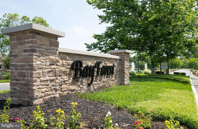 community sign featuring a lawn