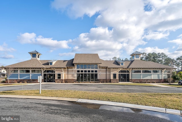 view of front facade featuring a front lawn