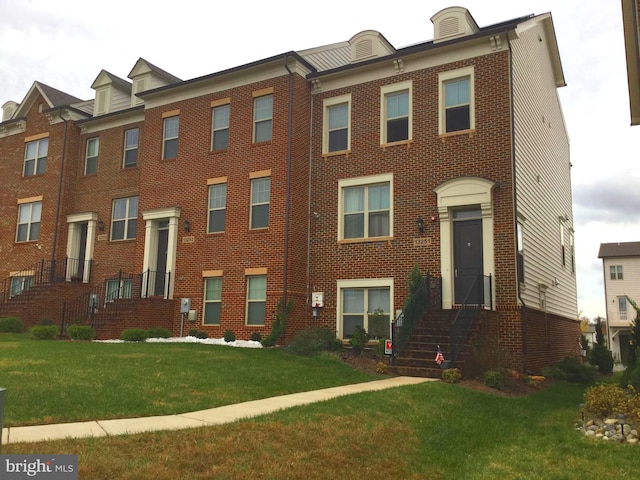 view of front of house featuring a front yard