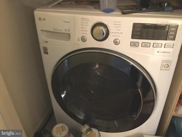 laundry room with washer / dryer