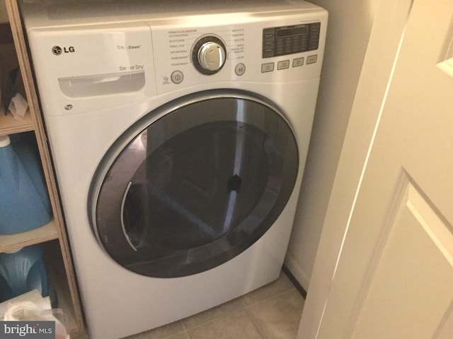 laundry area featuring washer / clothes dryer and light tile patterned floors