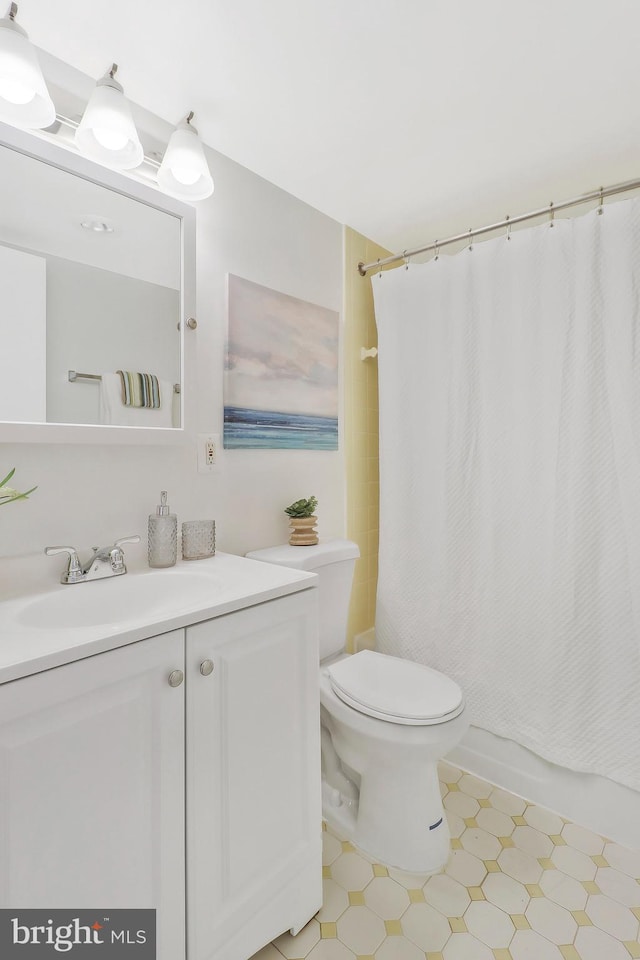 full bathroom with toilet, vanity, and shower / bathtub combination with curtain