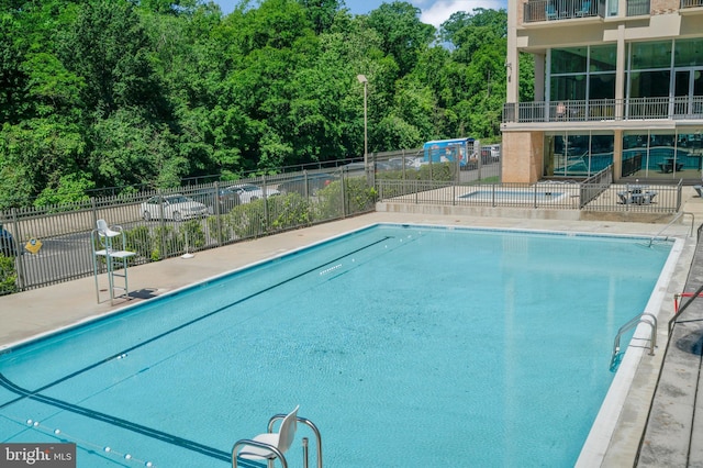 view of swimming pool