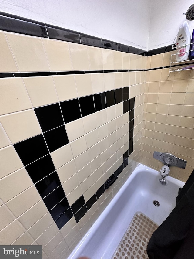 bathroom featuring tiled shower / bath