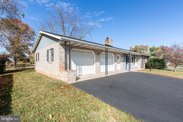 view of front of property featuring a front yard and a garage