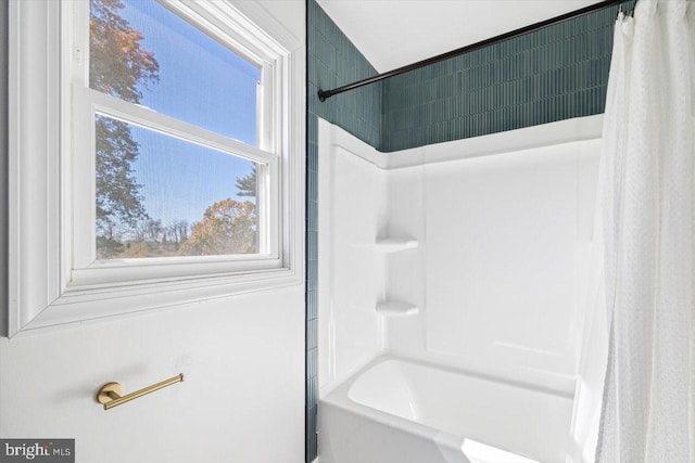 bathroom featuring shower / bath combo