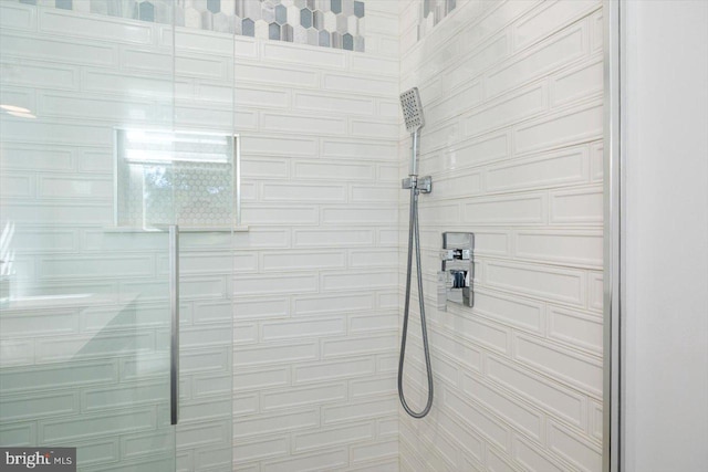 interior details with a tile shower