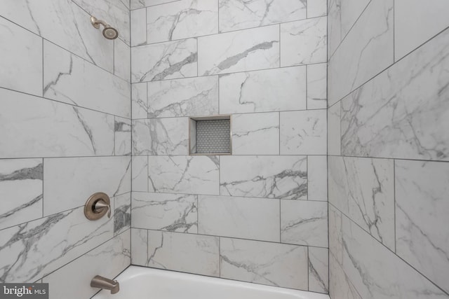 bathroom with tiled shower / bath combo