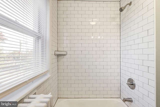 bathroom with tiled shower / bath