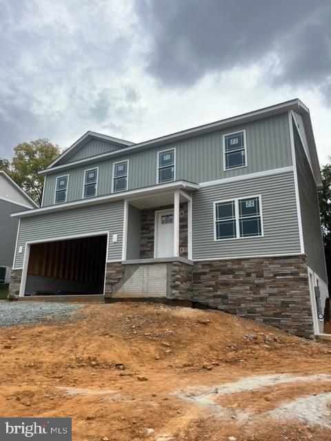 view of front facade featuring a garage