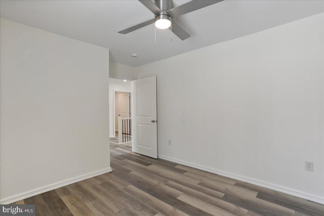 unfurnished room with dark wood-type flooring and ceiling fan