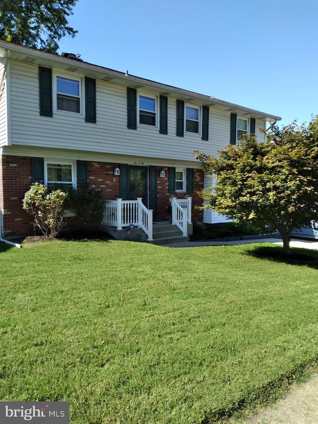 view of front facade with a front yard