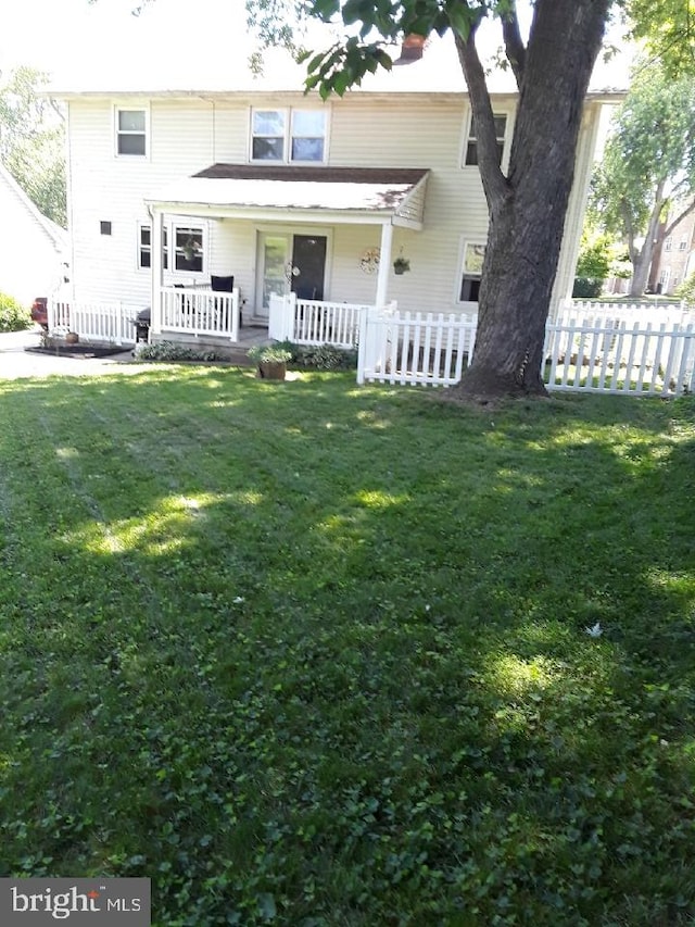 view of front facade with a porch and a front lawn