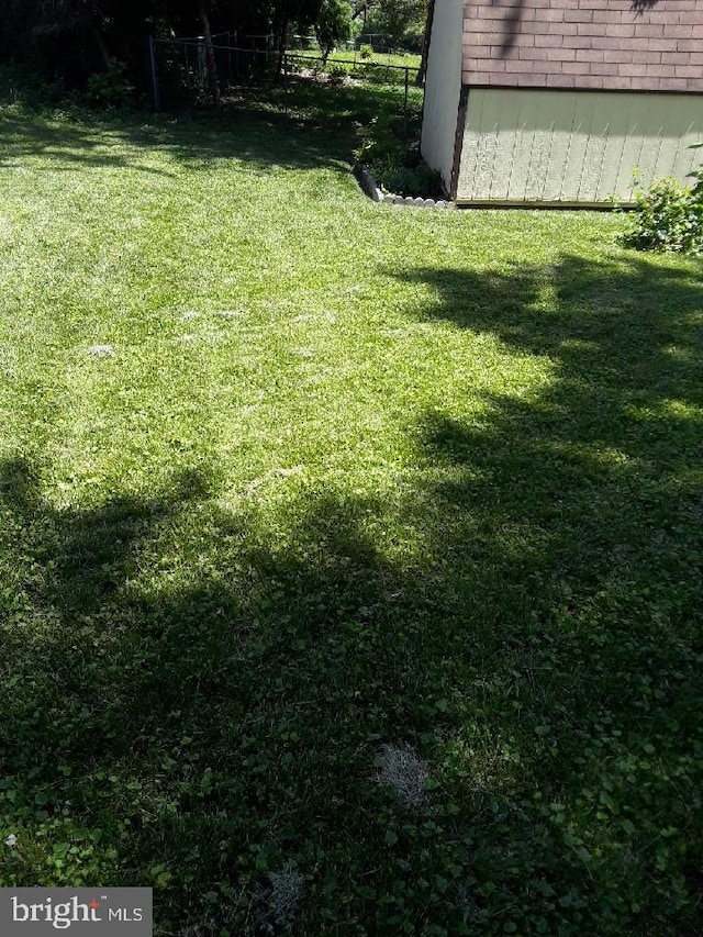 view of yard featuring a storage unit