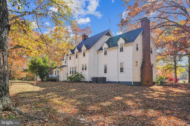 view of side of property featuring a yard