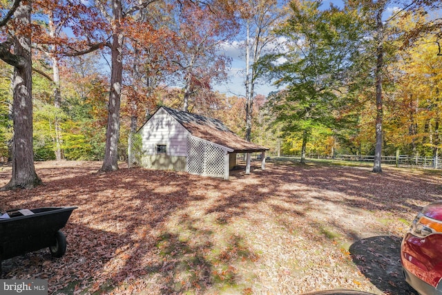 view of yard featuring an outdoor structure