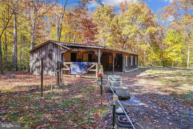 view of front of house with an outdoor structure