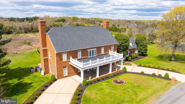 view of front of house featuring central air condition unit and a front yard