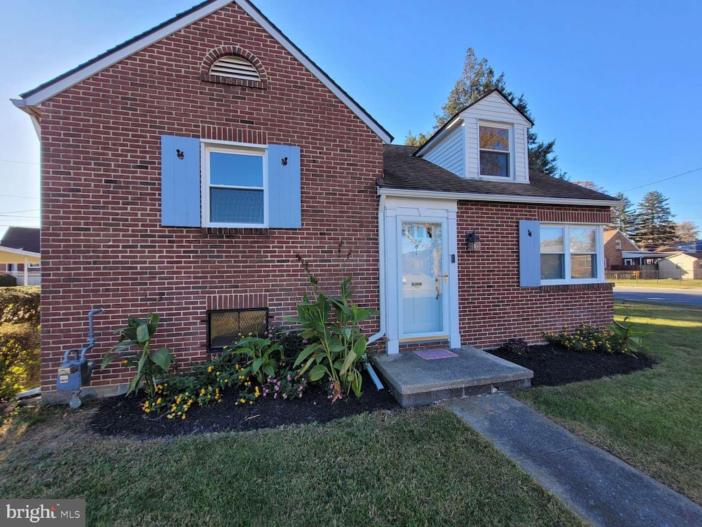 view of front facade with a front yard