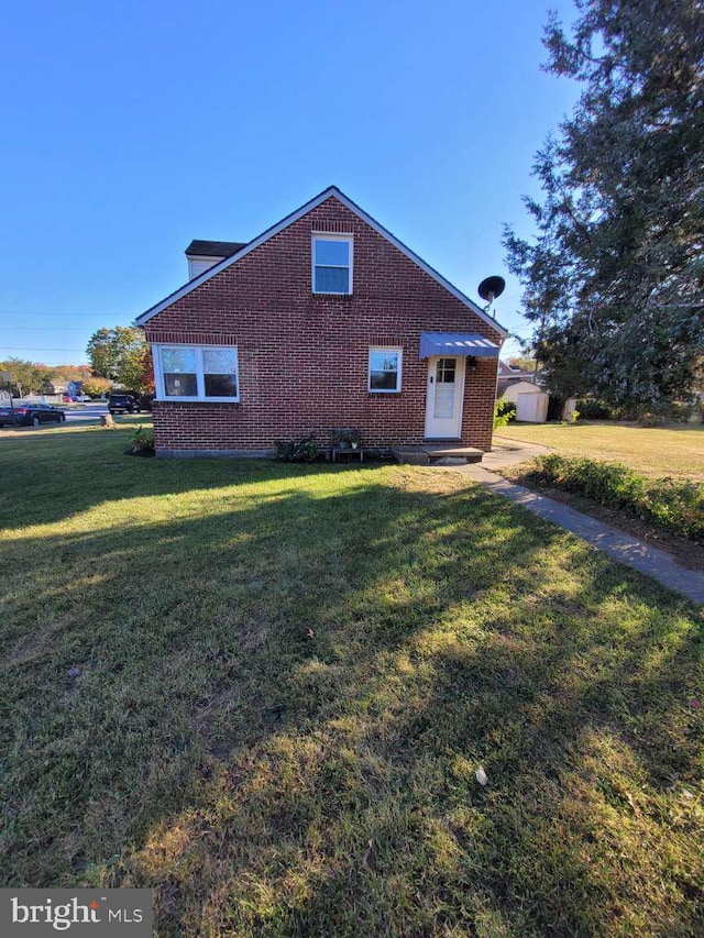 view of front of home with a front lawn