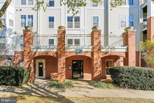 view of front of property featuring a balcony