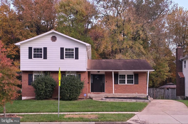 view of front facade featuring a front lawn