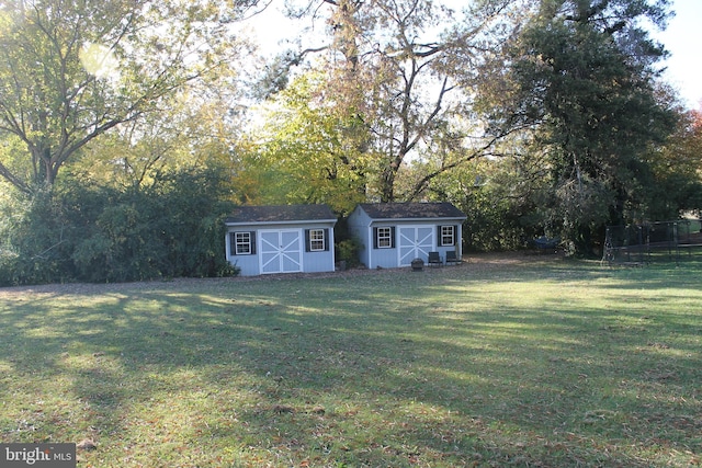 view of yard featuring a shed