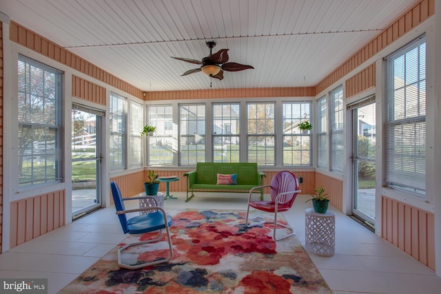 sunroom with ceiling fan