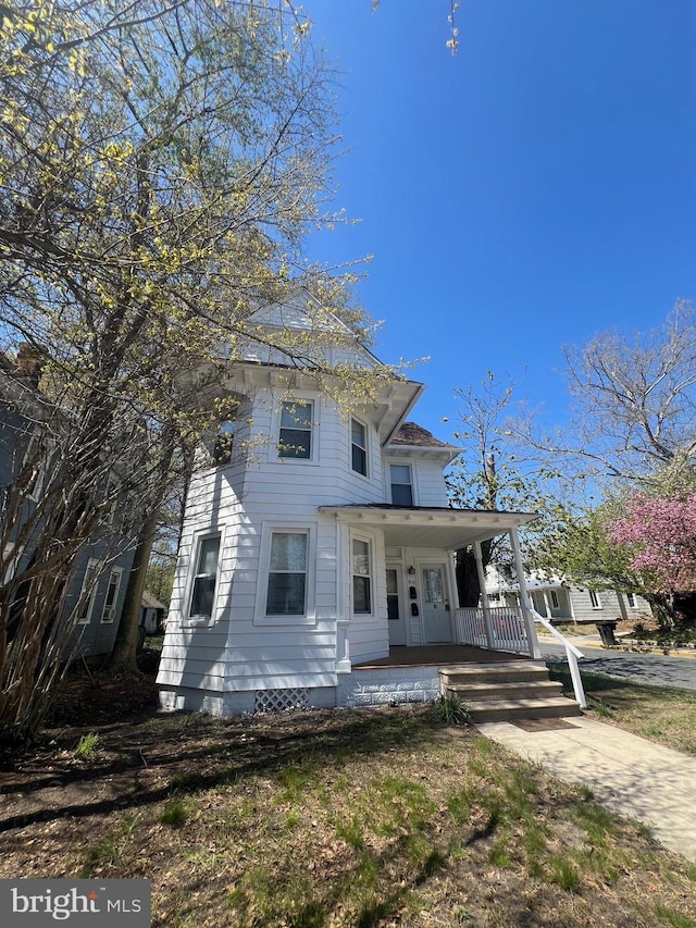 view of front of property featuring covered porch