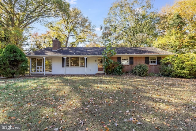 single story home featuring a front yard