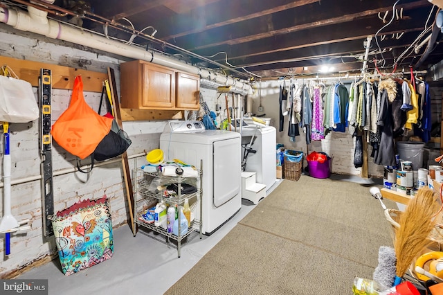 basement featuring washer and clothes dryer