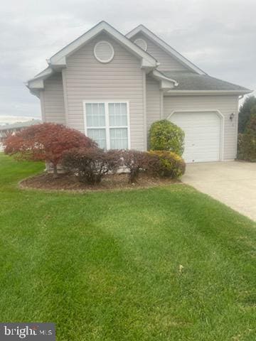 view of front of home featuring a front yard and a garage