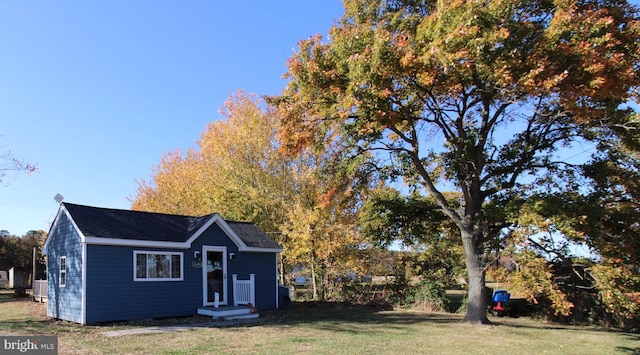 view of front of property featuring a front yard