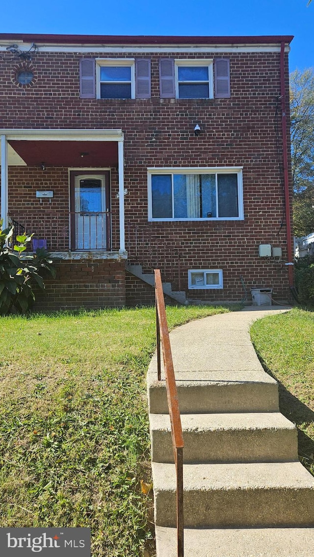 view of front of property featuring a front yard