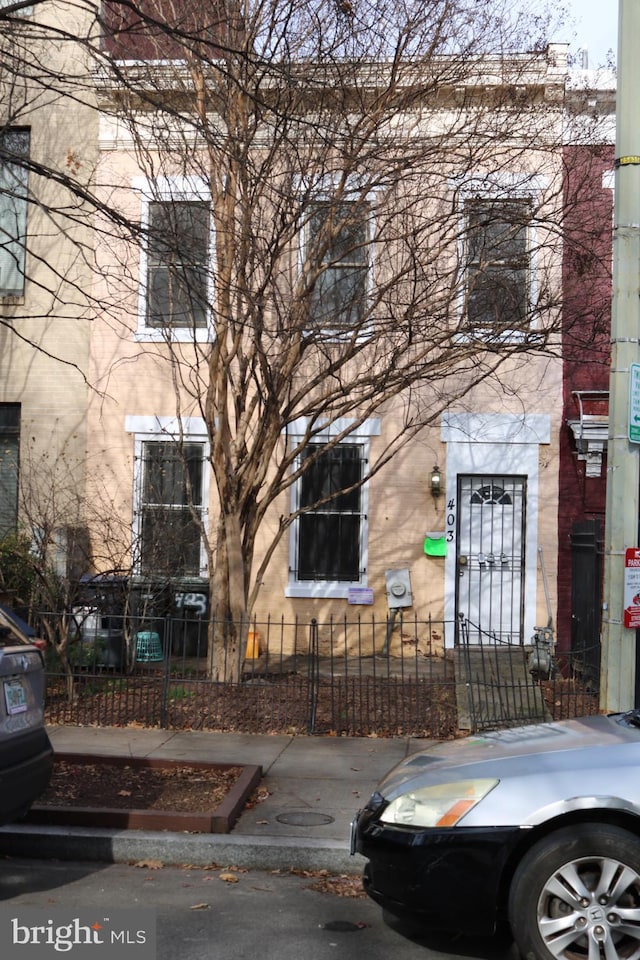 403 O St NW, Washington, DC 20001 - exterior space with a fenced front yard