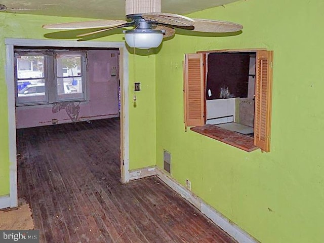 spare room with dark wood-type flooring and ceiling fan