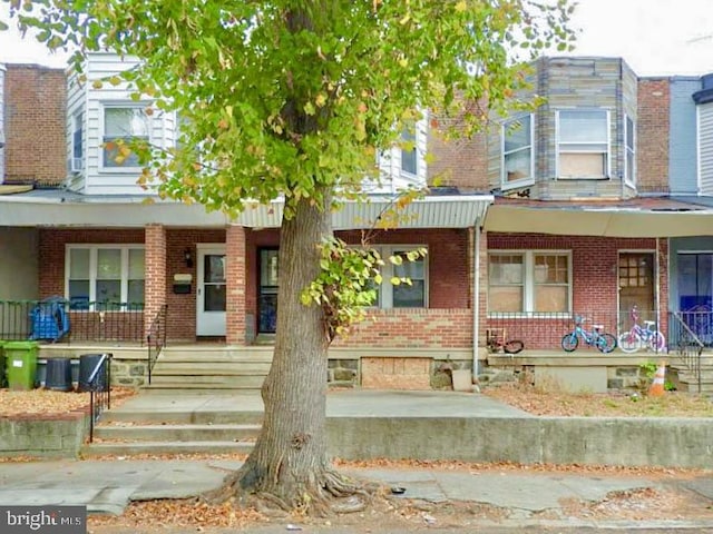 townhome / multi-family property with a porch