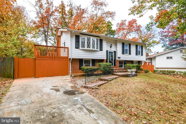 bi-level home featuring a front lawn