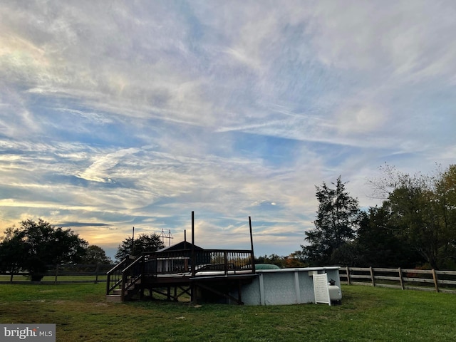 view of yard at dusk