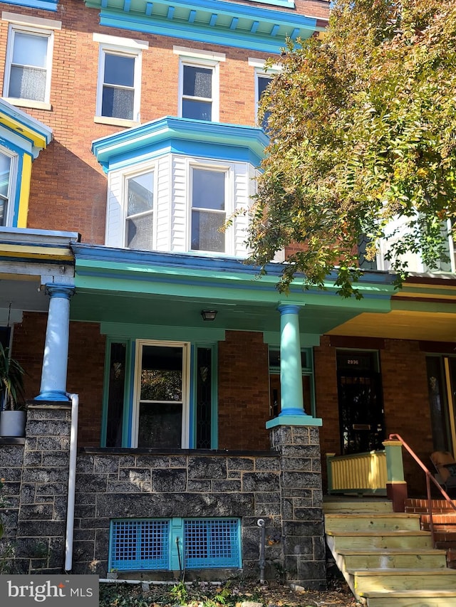 view of front facade with covered porch