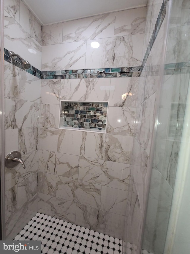 bathroom featuring tiled shower