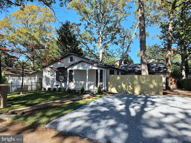 view of front of property featuring a front yard