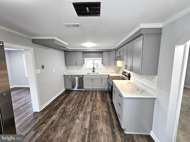 kitchen featuring dark hardwood / wood-style flooring, tasteful backsplash, stainless steel appliances, sink, and gray cabinets