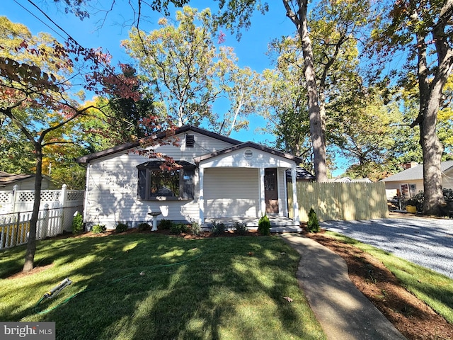 view of front of house featuring a front lawn